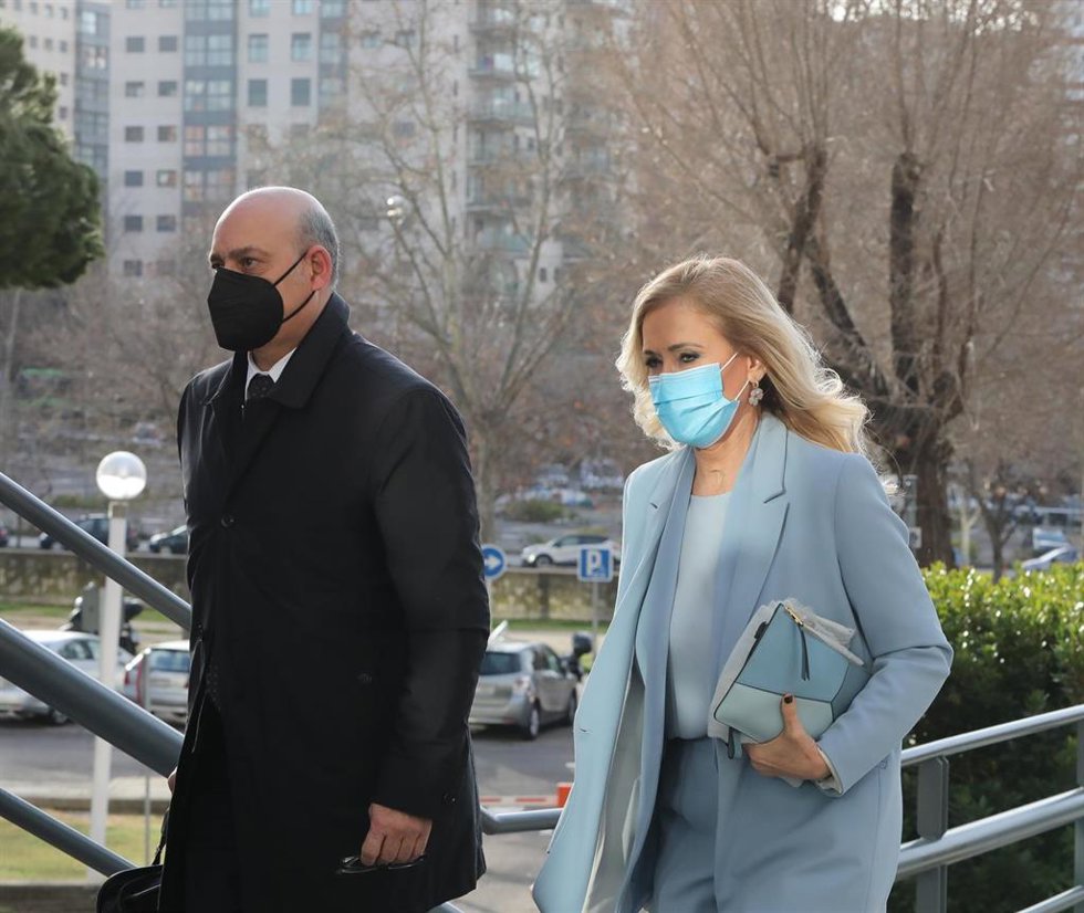 La expresidenta de la Comunidad de Madrid, Cristina Cifuentes, acompañada de su abogado, José Antonio Choclán.