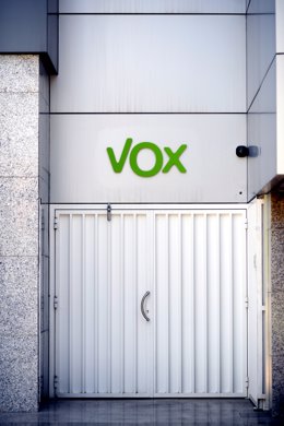 Logo de Vox en una de les entrades de la seu del partit a Madrid