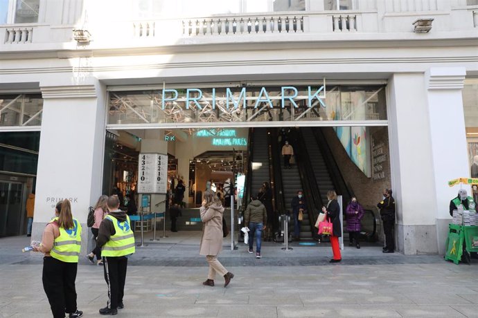 Transeúntes pasan al lado del Primark de Gran Vía, en Madrid 