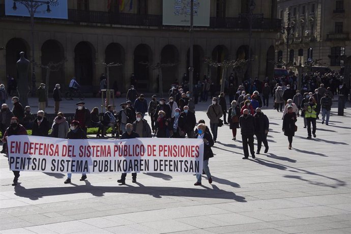 Varias personas participan en una reciente manifestación contra las propuestas del Pacto de Toledo y en defensa del sistema público de pensiones, en Pamplona
