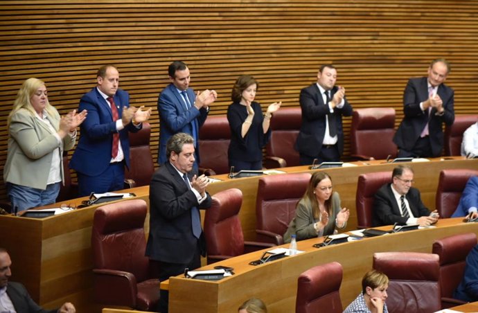 La bancada de VOX en  Les Corts Valencianas, aplaude tras la intervención de la diputada del partido, Ana Vega, durante en el debate de investidura del President de la Generalitat.