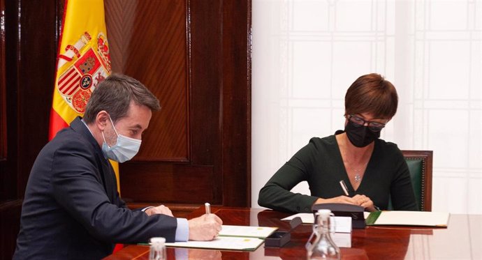 El consejero delegado de Repsol, Josu Jon Imaz, y la directora general de la Guardia Civil, María Gámez, firman acuerdo de colaboración