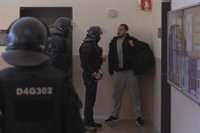 Mossos destaca que han detenido a Pablo Hasel sin resistencia pese a las barricadas