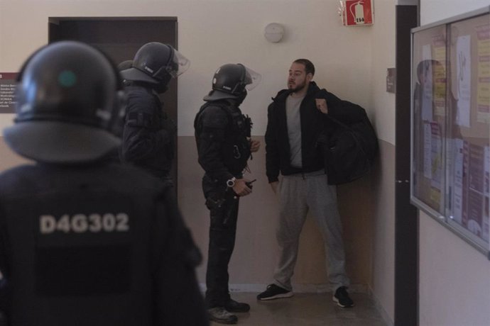 Los Mossos intentan llevarse detenido a Pablo Hasel, en Lleida, Cataluña, (España), a 16 de febrero de 2021. Los Mossos d'Esquadra han entrado este martes por la mañana en la Universitat de Lleida (UdL) para detener al rapero Pablo Hasel, que este lunes