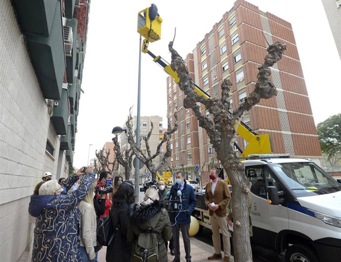 El alcalde de Murcia visita la instalación de nuevas luminarias en la Avenida Antonete Gálvez