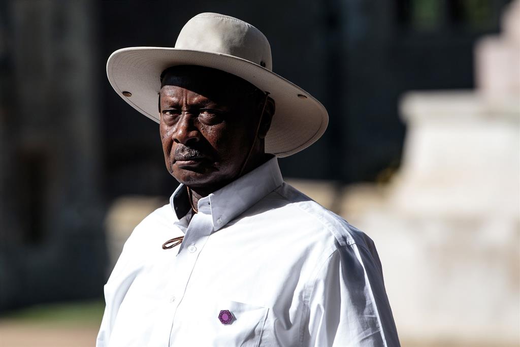 Uganda: A man arrested in Kampala for hitting a puppet in the face of the President of Uganda