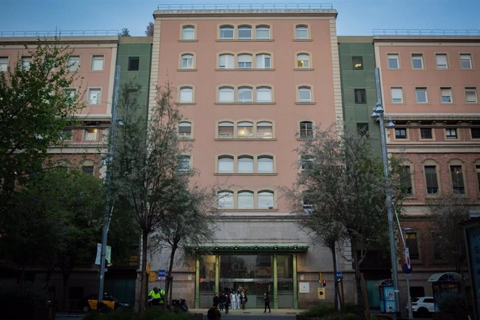 Fachada principal del Hospital Clínic de Barcelona (Archivo)