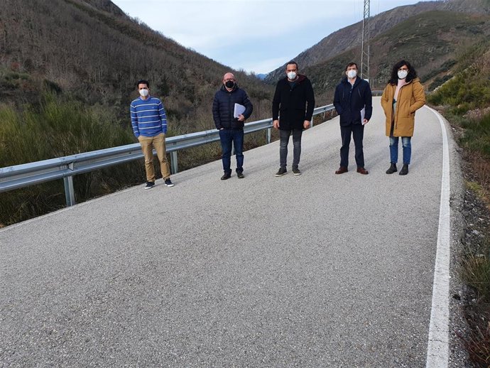 El diputado de Infraestructuras, Luis Alberto Arias, visita una de las 13 obras de mejora de seguridad que ha desarrollado la Diputación de León.