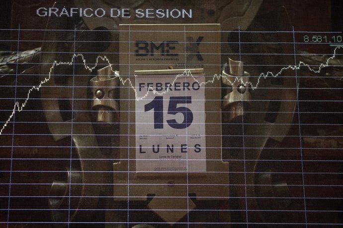 Panel en el interior del Palacio de la Bolsa, en Madrid, (España), a 15 de febrero de 2021. Durante este lunes el Ibex 35 ha ampliado sus ganancias hasta el 1,35% en la media sesión, en la que se colocaba holgadamente por encima de los 8.100 puntos, con