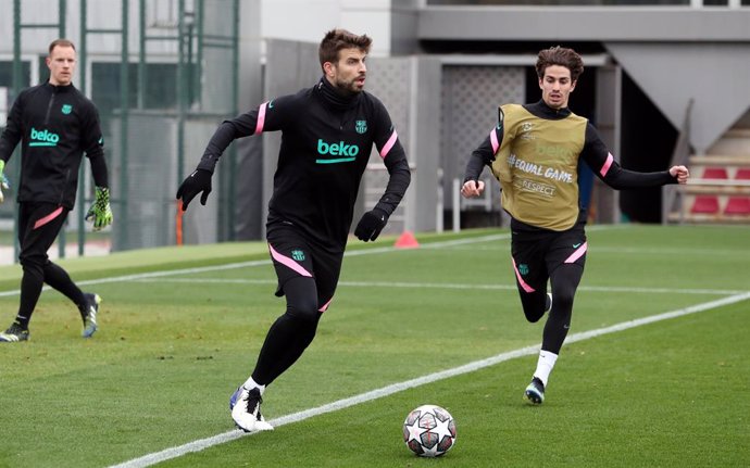 El jugador del FC Barcelona Gerard Piqué, en el centro y con balón, en un entrenamiento del equipo en la Ciutat Esportiva Joan Gamper