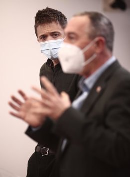 El diputado de Compromís, Joan Baldoví (d), responde a los medios en una rueda de prensa de la Junta de Portavoces convocada en el Congreso de los Diputados, en Madrid, (España), a 2 de febrero de 2021.