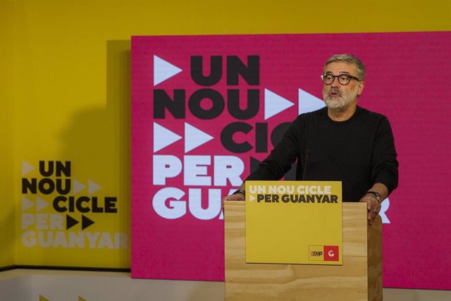 El número 2 de la CUP a les eleccions catalanes, Carles Riera, en una roda de premsa per valorar els comicis del 14 de febrer