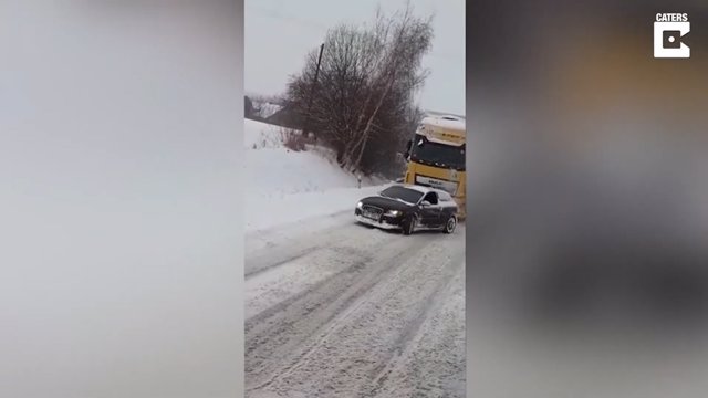 Un Audi remolca a un camión que se había quedado atrapado en la nieve en Polonia