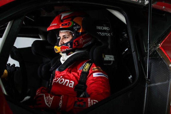 Laia Sanz debutará sobre cuatro ruedas en la Baja Dubai