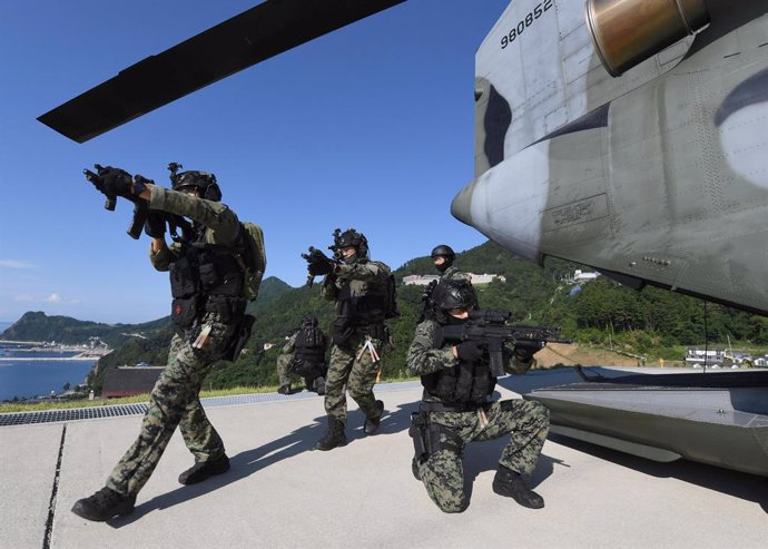 Militares surcoreanos realizando maniobras.