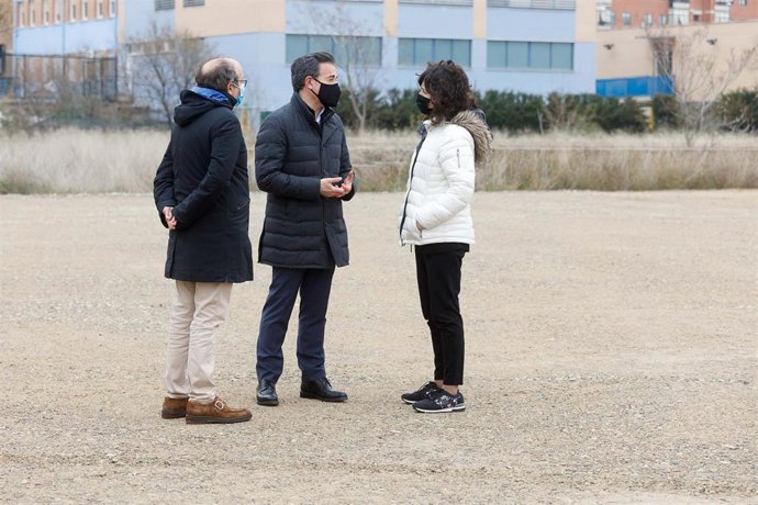 Urbanismo habilita un solar como aparcamiento para usuarios del colegio Juan Pablo Bonet, en Movera