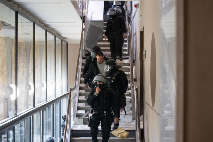 Los Mossos se llevan detenido a Pablo Hasel, en Lleida, Cataluña.