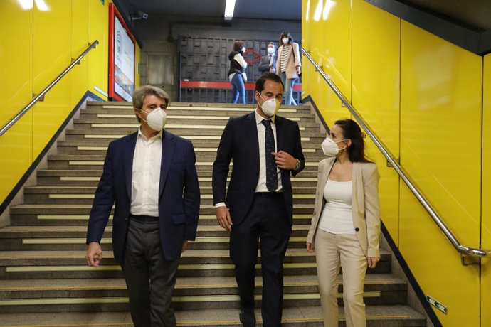 El vicepresidente de la Comunidad de Madrid, Ignacio Aguado, el consejero de Transportes, Movilidad e Infraestructuras y presidente de Metro, Ángel Garrido, y la CEO de Metro Silvia Roldán 