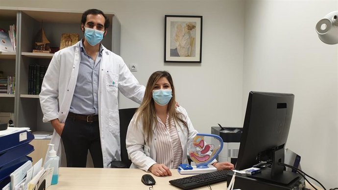 El Doctor Rodrigo Orozco, Coordinador Del Servicio De Obstetricia; Junto A Nhaiara Domenech, Matrona Assistance Y Responsable De La Unidad De Educación Maternal