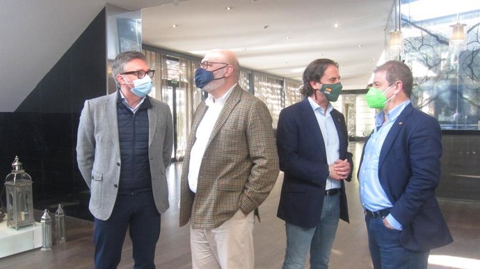 Alejandro Hernández con representantes de Vox antes de la reunión con Asaja.