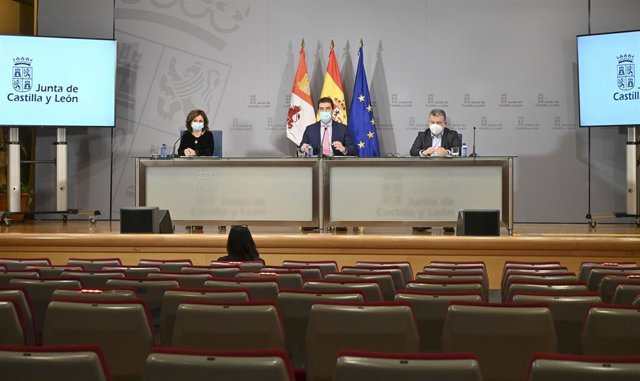 El consejero de la Presidencia, Ángel Ibáñez, (c) en rueda de prensa acompañado por la directora general de Función Pública, Paloma Rivero, y el director de la Escuela de Administración Pública de Castilla y León, Francisco Raedo.