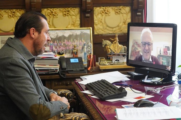 Reunión telemática entre los alcaldes de Valladolid, Óscar Puente, y Logroño, Pablo Hermoso de Mendoza González (en la pantalla).