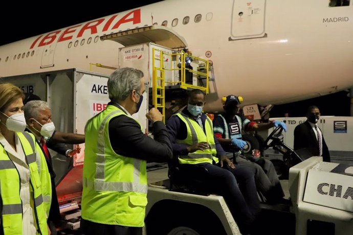 Luis Abinader, presidente de República Dominicana, recibió anoche al avión de Iberia con las primeras vacunas que han llegado al país.