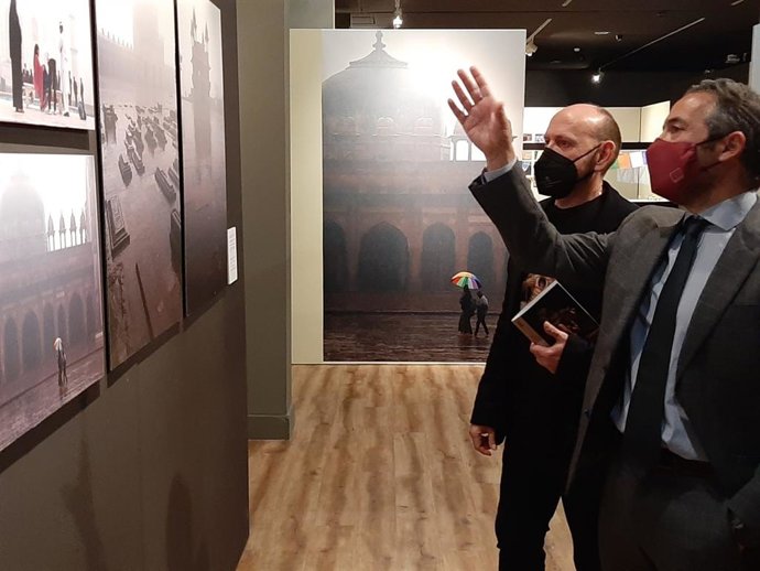 El director general de Bienes Culturales, Rafael Gómez, y el artista murciano Luis Sáez, en la muestra 'Ganges, el río sagrado', que se podrá visitar hasta abril en el Museo Arqueológico de Murcia.