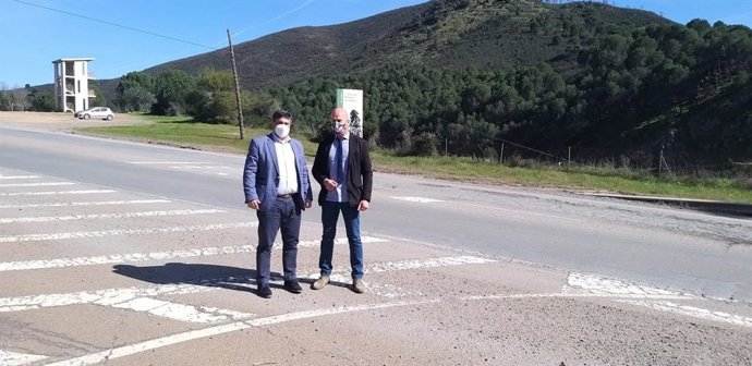 El delegado territorial de Fomento, Infraestructuras y Ordenación del Territorio en Huelva, José Manuel Correa, junto al alcalde de Calañas.