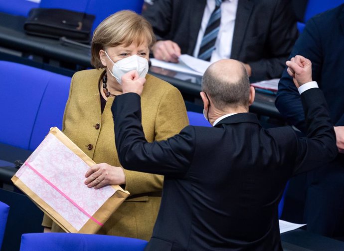 11 February 2021, Berlin: German Chancellor Angela Merkel (L) speaks with and Germany's Minister of Finance, Olaf Scholz during a plenary session at the German Bundestag. Photo: Bernd von Jutrczenka/dpa