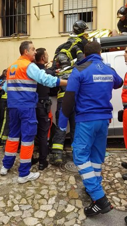 Personal sanitario y bomberos atendiendo a los heridos del incendio de la calle Hornos Negros/Archivo