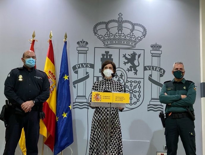 La delegada del Gobierno en La Rioja, María Marrodán, junto al delegado de Participación Ciudadana de la Policía Nacional, Guillermo Serrano, y el portavoz de la Guardia Civil, Miguel Ángel Sáenz
