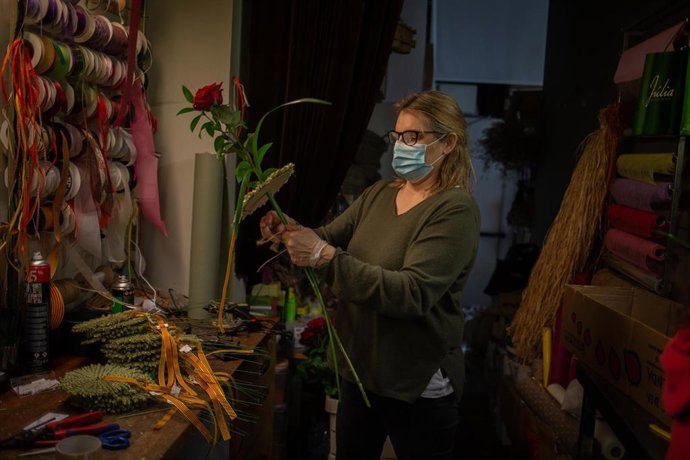 Una florista prepara las rosas por Sant Jordi en la Floristería Pasanau, un día antes del Día del Libro 2020 durante el segundo mes de confinamiento por la crisis del coronavirus, en Barcelona/Catalunya (España) a 22 de abril de 2020.