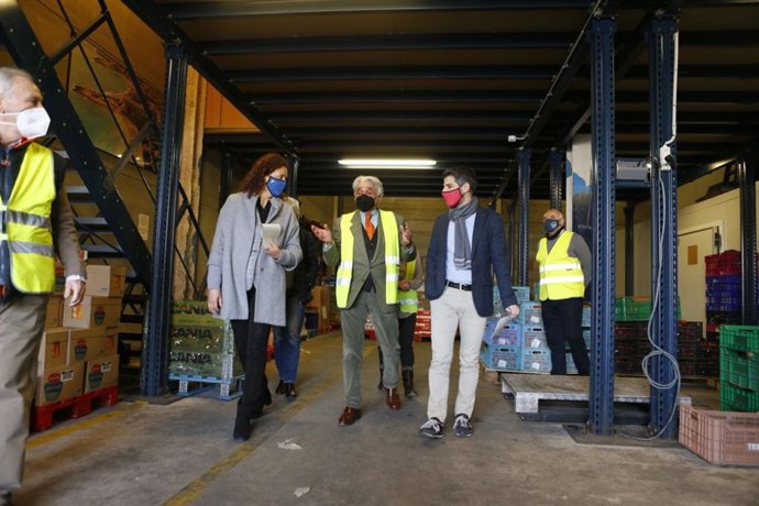 La presidenta del Consell, Catalina Cladera, visita, junto al presidente del IMAS, Javier de Juan, el Banco de Alimentos de Mallorca.