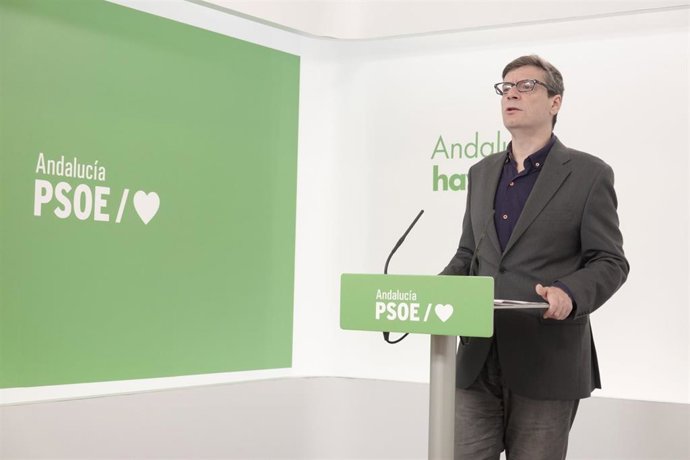 El portavoz de Presidencia del PSOE-A en el Parlamento andaluz, Carmelo Gómez, este martes en rueda de prensa.