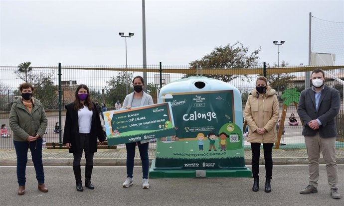 Entrega del premio del Consell de Mallorca al CEIP Calonge, de Santanyí, por la campaña de reciclaje de vidrio.