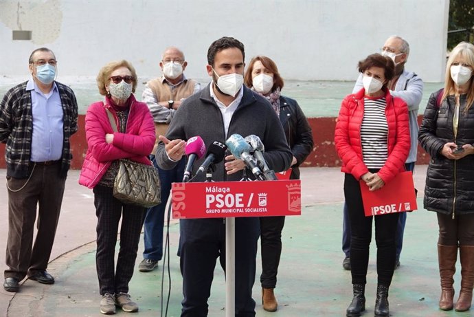 El portavoz del PSOE en el Ayuntamiento de Málaga en rueda de prensa