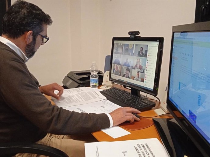 El concejal de Movilidad y Seguridad Ciudadana del Ayuntamiento de Huelva, Luis Albillo, durante la reunión online para retomar el plan ante el riesgo de tsunami.