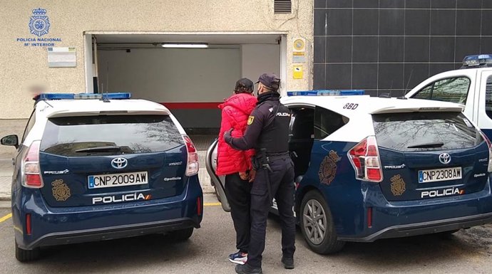Uno de los detenidos por robos a ancianas en Palma, mientras es conducido a las dependencias policiales en la comisaría de Simó Ballester.