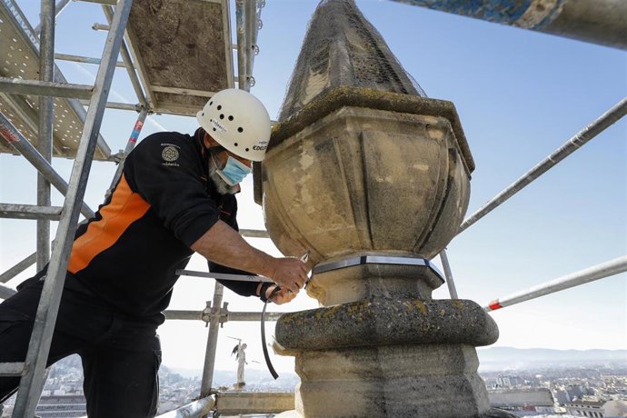 Intervencion y reparacion de los pinaculos y zonas afectadas de la Catedral de Granada tras los terremotos sucedidos en el enjambre sísmico que afecta al área metropolitana