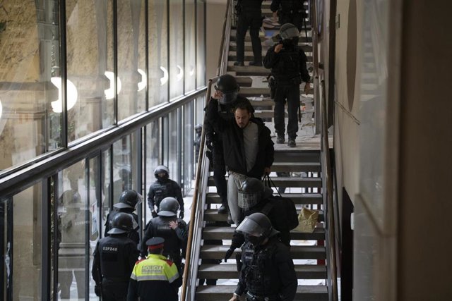 Los Mossos se llevan detenido a Pablo Hasel, en Lleida.