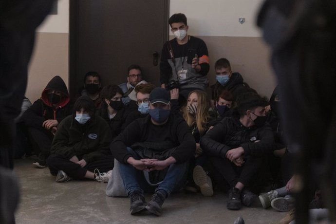 Un grup de joves seuen en suport a Pablo Hasel per evitar-ne la detenció. Lleida, Catalunya, (Espanya), 16 de febrer del 2021. 