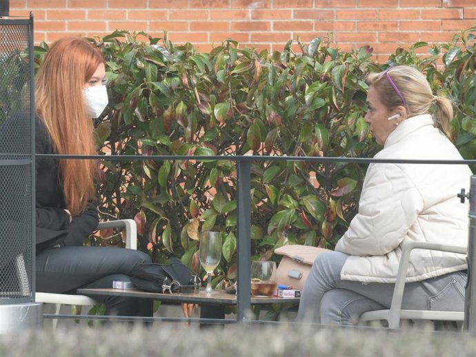 Carmen Borrego y Alejandra Rubio han quedado para aclarar las cosas en una terraza