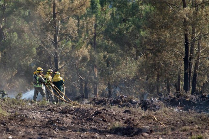 Bomberos de las brigadas antiincendios de la Xunta de Galicia trabajan en las labores de extinción del incendio en Navia de Suarna (Lugo/Galicia/España) a 8 de agosto de 2020.