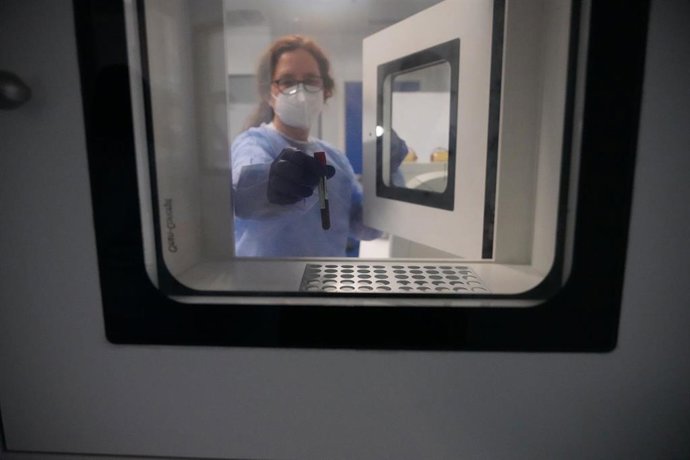 Una enfermera extrae de un frigorífico una dosis de la vacuna 