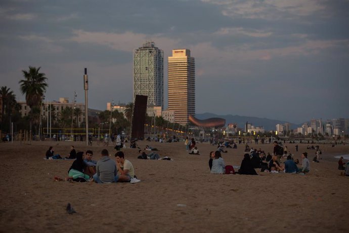 Varios jóvenes en una playa de Barcelona, en Barcelona, Catalunya (España), a 16 de noviembre de 2020. El turismo internacional se desplomó este verano debido como consecuencia del coronavirus. Además, el pasado 15 de octubre el Govern de la Generalitat
