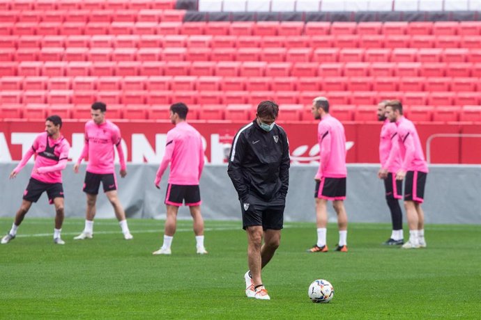 Julen Lopetegui, entrenador del Sevilla, durante un entrenamiento