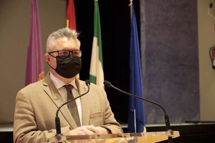 El portavoz socialista en la Diputación de Córdoba, Esteban Morales, en rueda de prensa.