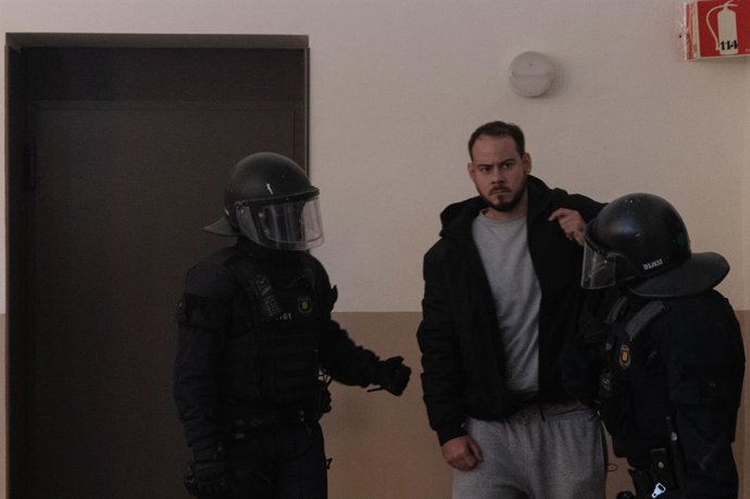 Los Mossos se llevan detenido a Pablo Hasel, en Lleida, Cataluña (España) a 16 de febrero de 2021. Los Mossos d'Esquadra han entrado este martes por la mañana en la Universitat de Lleida (UdL) para detener al rapero Pablo Hasel, que este lunes se encerr