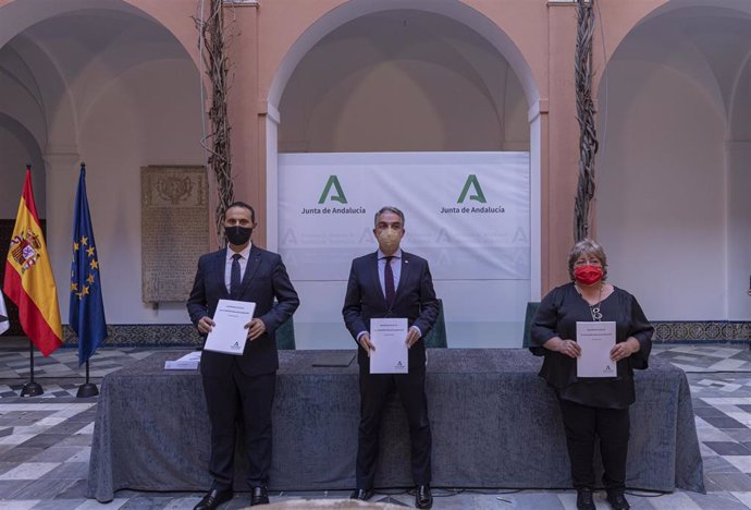 Firma anteproyecto de Ley de Función Pública de Andalucía
